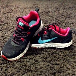Nike Wild Trail Women’s Size 6.5 Black With Pink Trim Sneakers